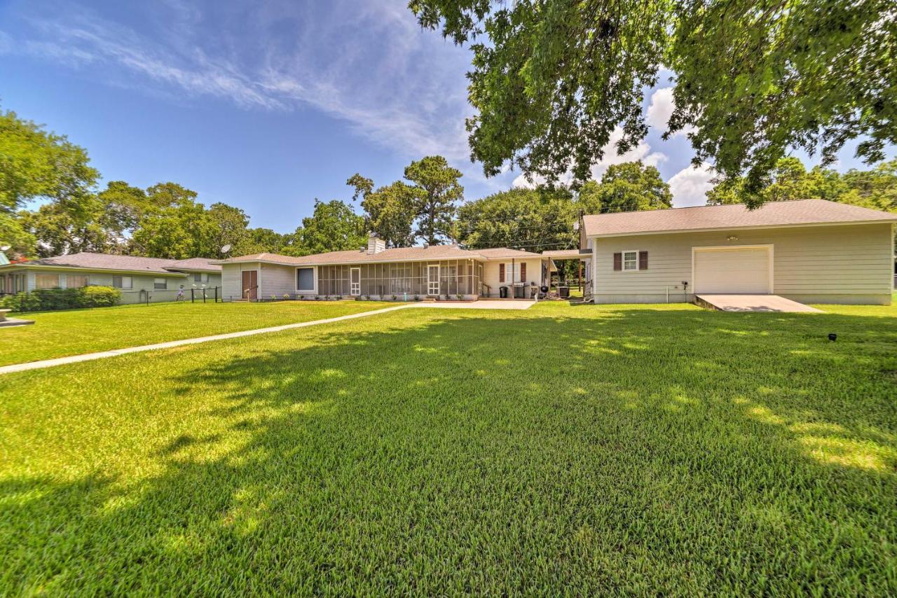 Lakefront Livingston Home With Dock, 1 Mi To Launch! Exterior photo